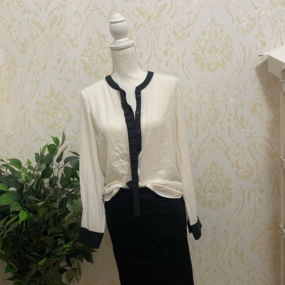 Banana Republic EUC gorgeous cream/black blouse in size XS